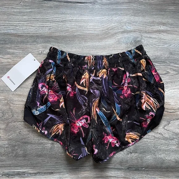Lululemon Black Watercolor Hotty Hot Lululemon Shorts size 8 Women New with Tags - Picture 3 of 15